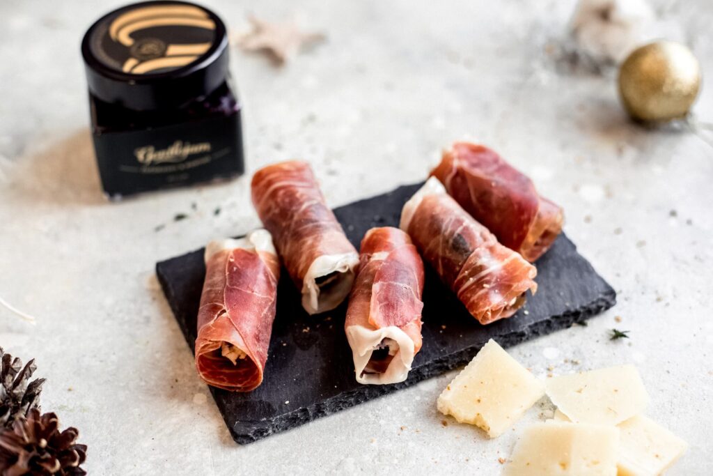 rolky-pecorino-pena-v-datli-prosciutto-sunka-gentlejam