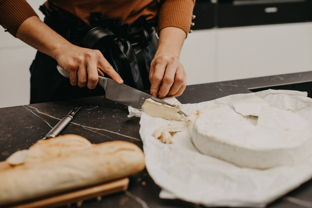 krajanie-syra-brie-chutovky-s-gentlejam-hanak-kuchyne