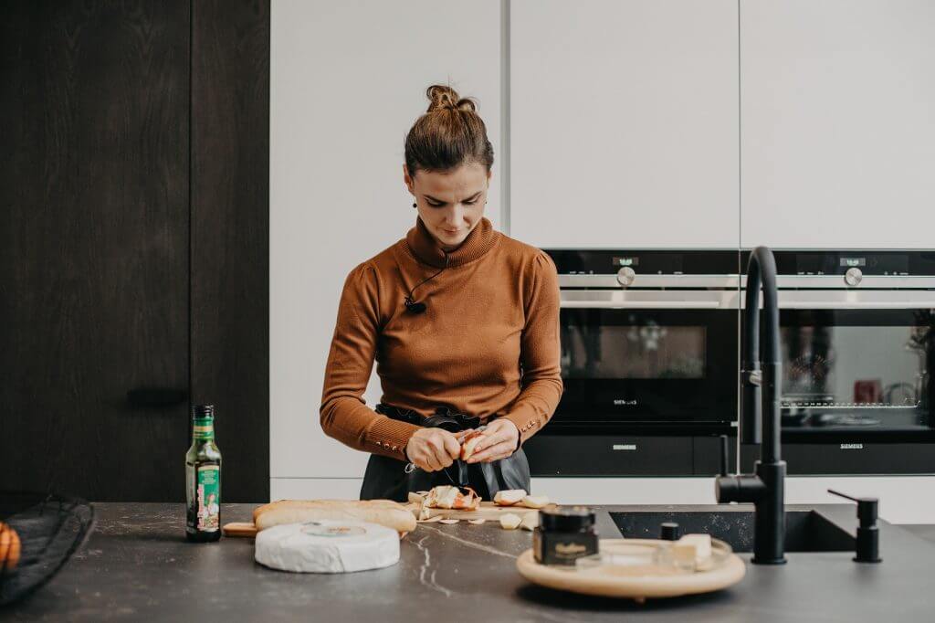 iveta-hrabovska-zapekane-chlebicky-bruschetty-chutovky-s-gentlejam-hanak-kuchyne-zena-v-kuchyni